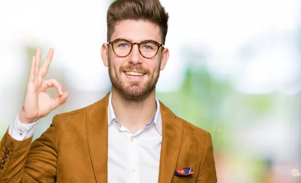 Jovem Homem Negócios Bonito Usando Óculos Sorrindo Positivo Fazendo Sinal — Fotografia de Stock