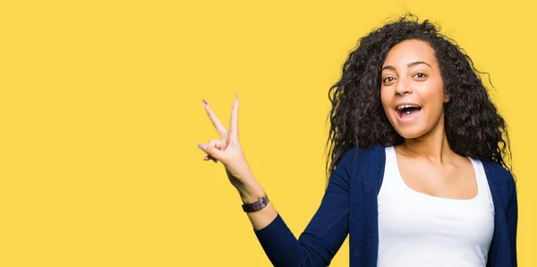 Menina Bonita Nova Com Cabelo Encaracolado Sorrindo Com Rosto Feliz — Fotografia de Stock