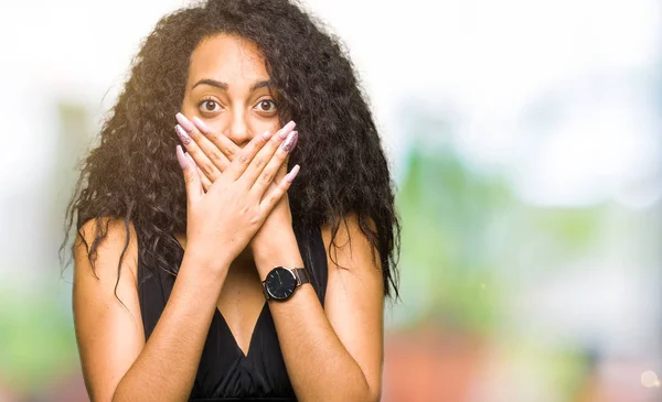 Jong Mooi Meisje Met Krullend Haar Dragen Mode Rok Geschokt — Stockfoto