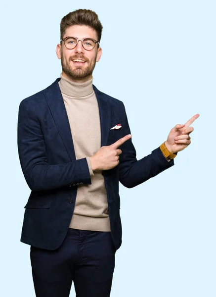 Joven Hombre Negocios Guapo Con Gafas Sonriendo Mirando Cámara Apuntando — Foto de Stock