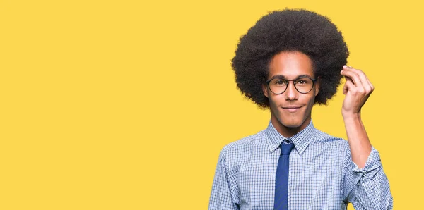 Joven Hombre Negocios Afroamericano Con Cabello Afro Usando Gafas Haciendo —  Fotos de Stock