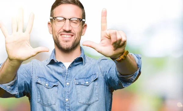 Schöner Mann Mit Brille Der Mit Finger Nummer Sieben Nach — Stockfoto