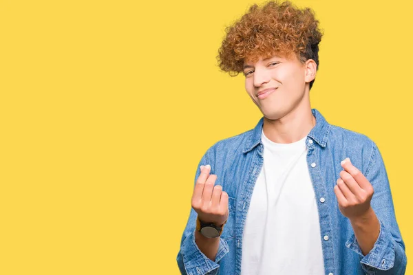 Jonge Knappe Man Met Afro Haar Dragen Denim Jasje Doen — Stockfoto