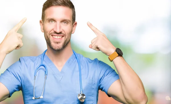 Knappe Dokter Man Medische Uniform Dragen Geïsoleerd Background Smiling Wijzend — Stockfoto