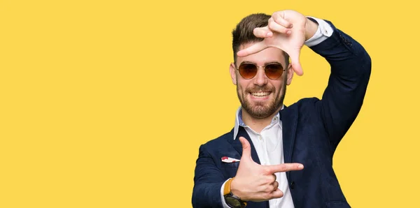 Joven Hombre Guapo Elegante Con Gafas Sol Chaqueta Moda Sonriendo —  Fotos de Stock