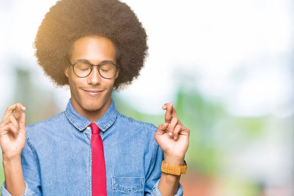Молодий Афроамериканець Ділової Людини Афро Волосся Окулярах Червоні Краватка Усміхнені — стокове фото