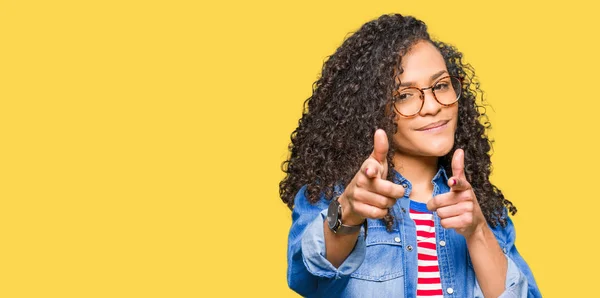 Joven Hermosa Mujer Con Pelo Rizado Con Gafas Que Señalan —  Fotos de Stock