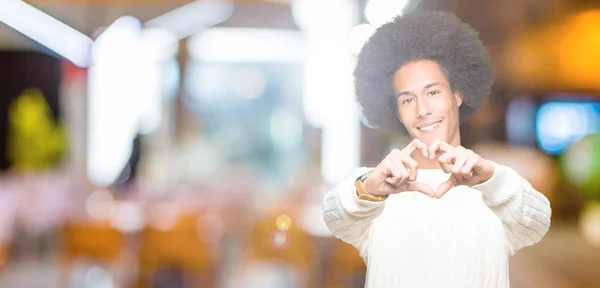 Fiatal Afro Amerikai Férfi Afro Hajú Visel Téli Pulóvert Mosolyogva — Stock Fotó