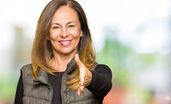 Mulher Meia Idade Bonita Vestindo Colete Inverno Sorrindo Amigável Oferecendo — Fotografia de Stock