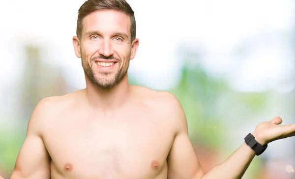 Bello Uomo Senza Maglietta Mostrando Petto Nudo Sorridente Mostrando Entrambe — Foto Stock