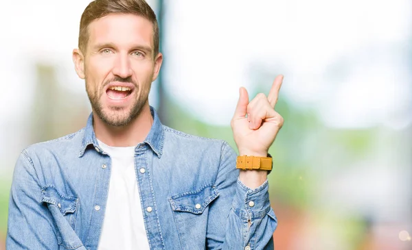 Bell Uomo Con Gli Occhi Azzurri Barba Che Indossa Una — Foto Stock