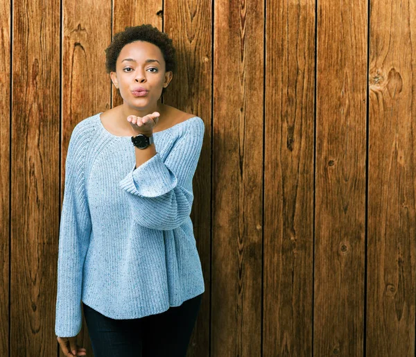 Jonge Mooie Afro Amerikaanse Vrouw Het Dragen Van Een Trui — Stockfoto