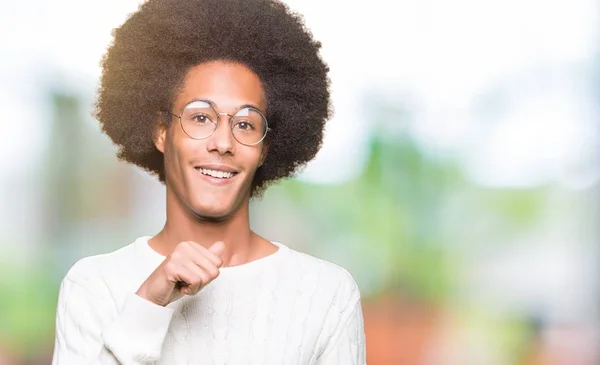 Jovem Americano Africano Com Cabelo Afro Usando Óculos Apontando Para — Fotografia de Stock