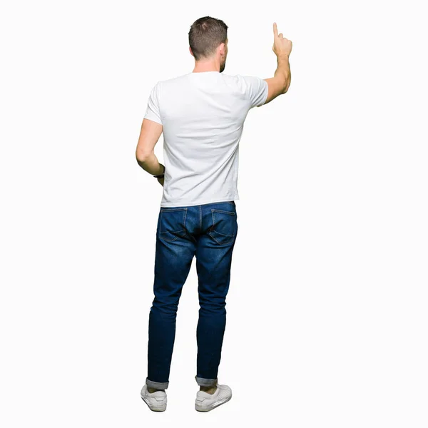 Beau Homme Portant Shirt Blanc Décontracté Posant Vers Arrière Pointant — Photo