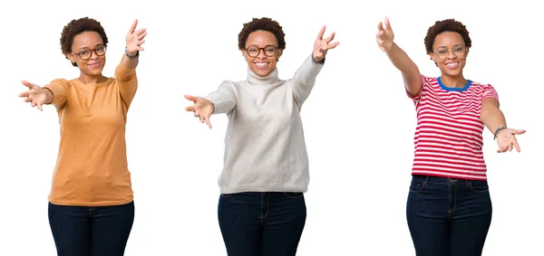 Joven Afroamericana Cabello Afro Con Gafas Mirando Cámara Sonriendo Con — Foto de Stock