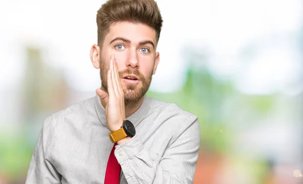 Jonge Knappe Business Man Hand Mond Vertellen Geheime Gerucht Fluisteren — Stockfoto