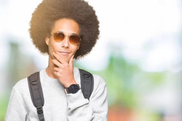 Young African American Man Afro Hair Wearing Sunglasses Backpack Serious — Stock Photo, Image