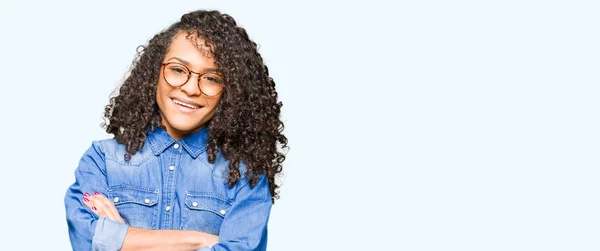 Joven Hermosa Mujer Con Pelo Rizado Con Gafas Cara Feliz —  Fotos de Stock