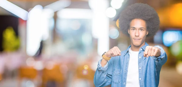 Młody African American Man Afro Włosów Wykrawania Pięść Walki Agresywny — Zdjęcie stockowe