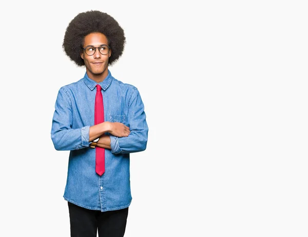 Fiatal Afro Amerikai Üzletember Afro Haja Szemüveg Vörös Nyakkendő Mosolygó — Stock Fotó