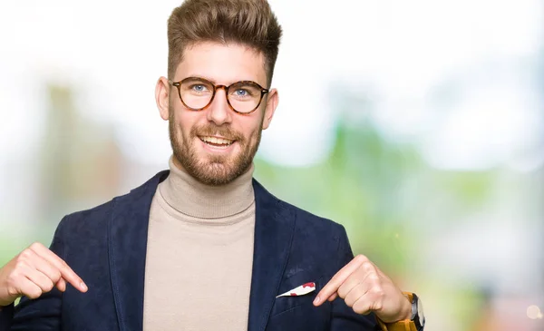 Junger Gutaussehender Geschäftsmann Mit Brille Der Selbstbewusst Mit Einem Lächeln — Stockfoto