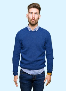 Genç yakışıklı bussines dudaklı, çılgın ve komik bir jest yapma balık yüz adamım. Komik ifade.