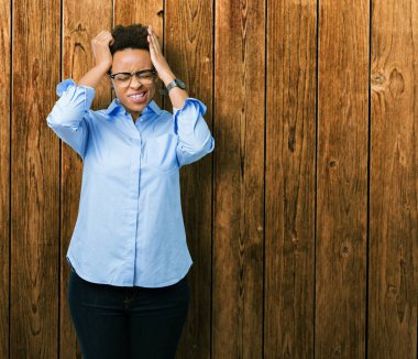 Genç güzel Afro-Amerikan iş kadını çünkü umutsuz ve stresli baş ağrısı acı izole arka plan üzerinde ağrı ve Migren. Ellerini kafasına.