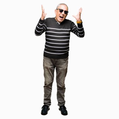 Kış kazak ve güneş gözlüğü çılgın ve kızgın bağırarak ve agresif ifade ve silah kaldırdı bağırmaya giymiş yakışıklı komuta sizde. Hayal kırıklığı kavramı.