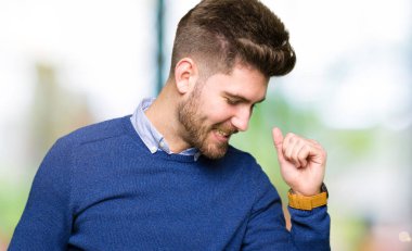 Mutlu ve neşeli, dans genç yakışıklı bussines adam rahat ve kendinden emin müzik hareket gülümseyen