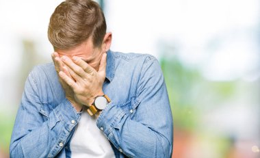 Sakal yüz eller ile ağlayarak süre kapsayan üzgün ifade ile kot ceket giyiyor ve mavi gözlü yakışıklı adam. Depresyon kavramı.