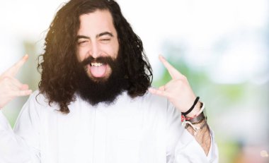 Deli ifade rock simge elle yapıyor ile bağırarak İsa Mesih kostüm giyen adam. Müzik yıldızı. Ağır kavramı.