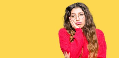 Düşünme seyir yorgun ve çapraz kolları olan depresyon sorunları ile sıkılmış kırmızı gözlük takan genç güzel kadın.