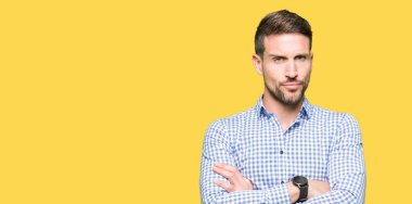 Yakışıklı iş adamı grubu, mavi gözlü şüpheci ve sinir, onaylamayan ifadesi yüz çapraz kolları olan. Negatif kişi.