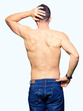 Gömleksiz yakışıklı kafasına çıplak göğüs geriye düşünme hakkında şüphe el ile gösterilen