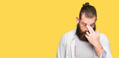 Gözlük yorgun sürtünme burun ve göz yorgunluğu ve baş ağrısı duygu giyen genç sarışın adam. Stres ve hayal kırıklığı kavramı.