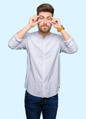 Genç yakışıklı adam parmaklar, Uykulu ve sabah yorgunluk için yorgun gözleri açmaya çalışıyor