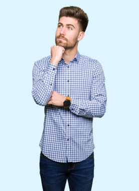 Soru, dalgın ifade düşünmeye çene yandan genç yakışıklı iş adam. Düşünceli yüzüyle gülümsüyor. Şüphe kavramı.