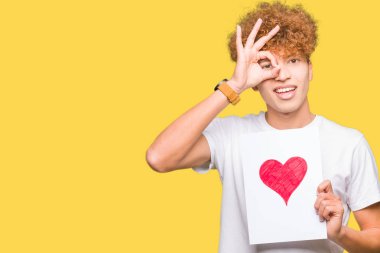 Mutlu yüz el parmaklarının arasından seyir göz üzerinde ok işaretiyle yapıyor gülümseyen ile kırmızı kalp ile kağıt tutan genç yakışıklı adam