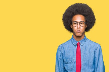 Genç Afrikalı Amerikan iş adamı afro saç ile gözlük ve kırmızı kravat komik yüzü ile yanakları giyiyor. Ağız hava ile şişirilmiş, çılgın ifade.