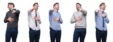 Yakışıklı iş adamlarından oluşan bir kolaj beyaz arka planda sana gülüyor, kamerayı işaret ediyor göğsünde parmak, utanç ifadesi