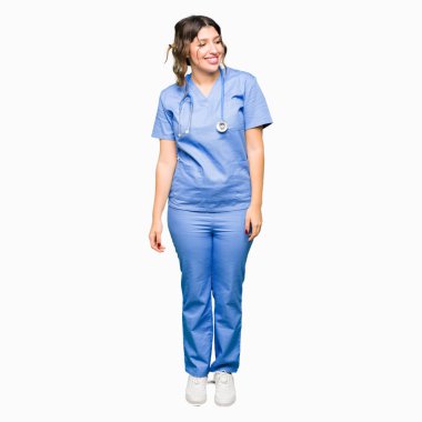 Tıbbi üniforma uzak tarafına gülümseme ile yüzünde, doğal ifade arıyorum giyen genç yetişkin doktor kadın. Kendine güvenen gülüyor.