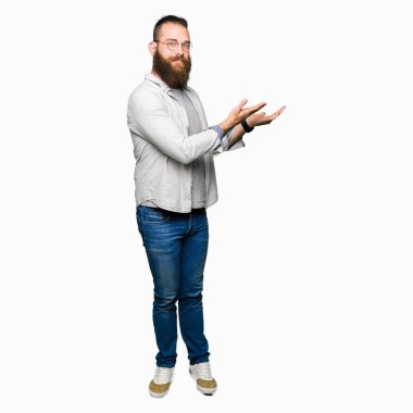 Genç Sarışın adamın giydiğini işaretçi el ve avuç, yanında mutlu ve kendinden emin gülümseyen reklam sunma gözlük