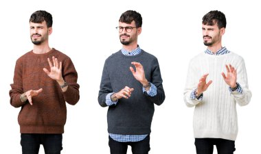 İzole edilmiş arka planda süveter giyen genç adam kolajı tiksindirici tepki verdiği için tiksindirici ve korku dolu bir ifade. Eller havada. Can sıkıcı bir kavram..