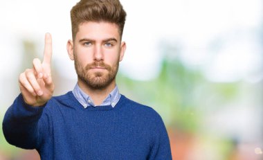 Genç yakışıklı bussines işaret parmağını ve kızgın ifade ile adam