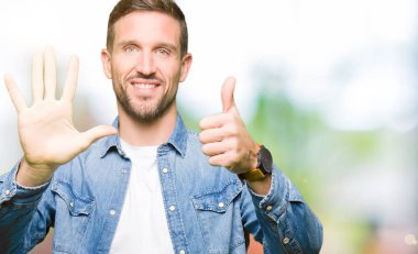 Sakal üzerinde gösterilen ve parmakları ile işaret denim ceket ve mavi gözlü yakışıklı adamla kendinden emin ve mutlu gülümseyerek süre 6 numara.