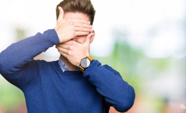 Genç yakışıklı bussines kapsayan gözler dostum ve şaşırttı ve şok ellerle ağız. Duygu gizleme