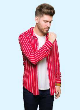 Genç yakışıklı soğuk veya bronşit için hasta ve öksürük semptom olarak giyen kırmızı gömlek hissi adam. Sağlık kavramı.