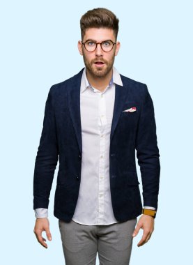 Korkuyor ve şok sürpriz ifade, korku ve heyecan yüz ile gözlüklü genç yakışıklı iş adamı.