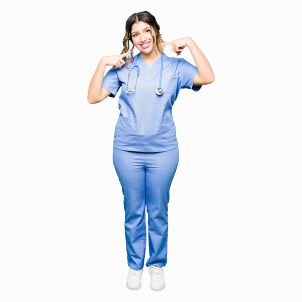 Młody Lekarz Dorosłych Kobieta Ubrana Medycznych Uniform Uśmiechający Się Pewnie — Zdjęcie stockowe