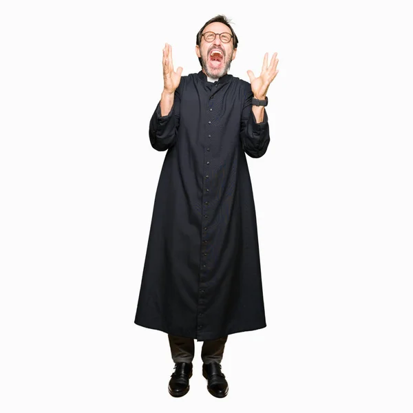 Katolik Giyen Orta Yaş Rahip Adam Robe Deli Kutluyor Crazy — Stok fotoğraf